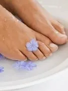 tremper les pieds dans l'eau avec des fleurs