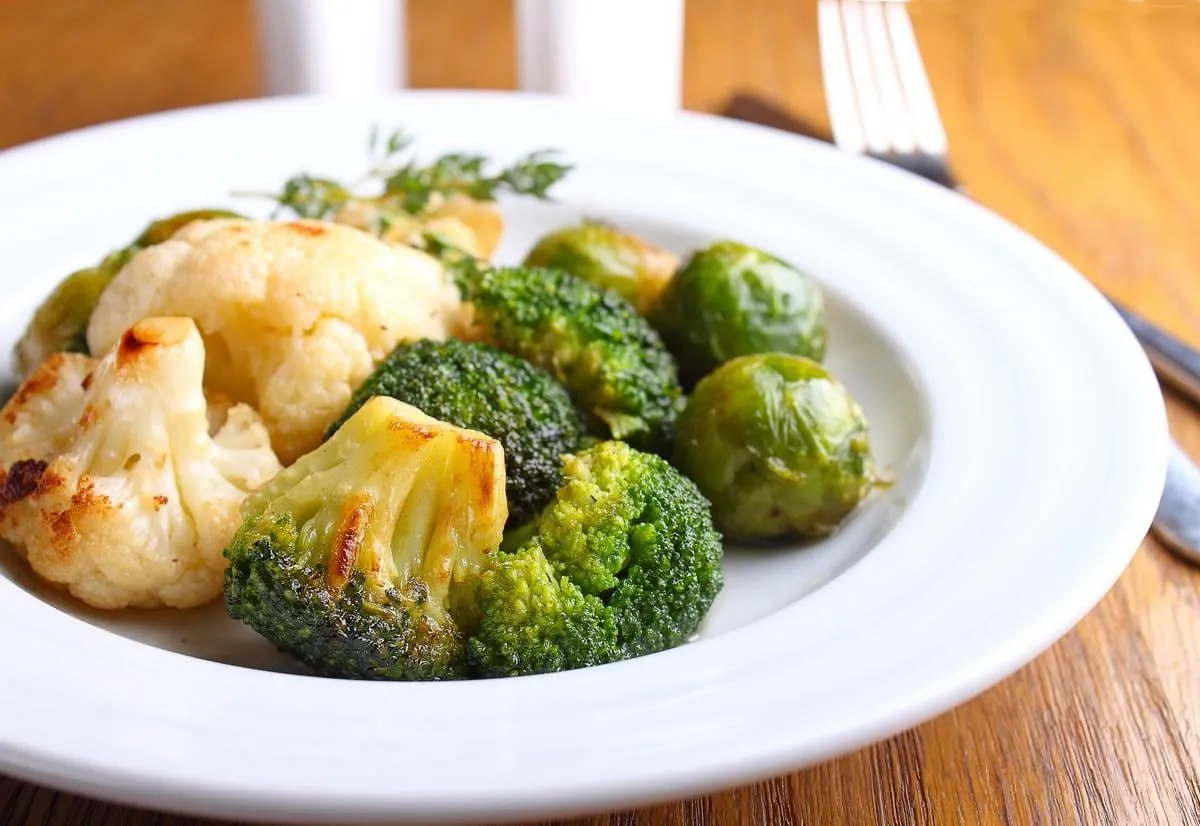 baked vegetables (cauliflower, broccoli and brussels sprouts) lean