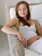 femme assise dans un fauteuil