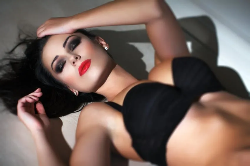 jeune femme à obtenir l'orgasme de nuit