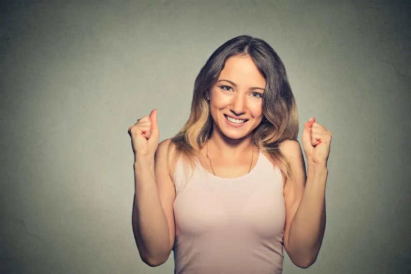 portrait de la belle jeune femme excitée isolée sur fond de mur gris