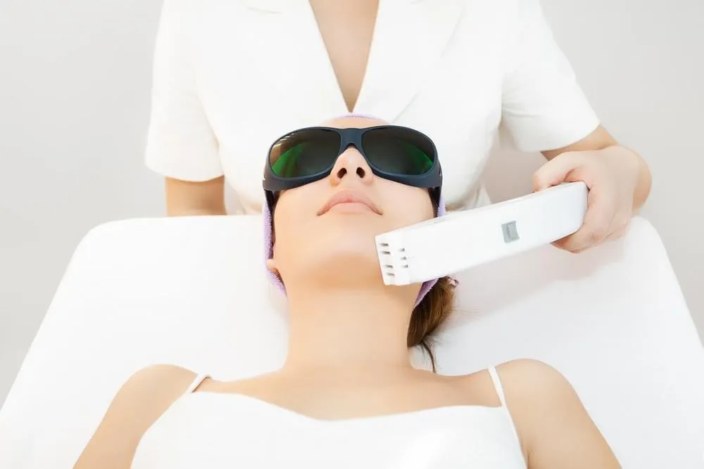 jeune femme recevant une thérapie au laser