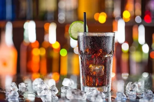 verre de cola sur le bureau de bar, gros plan