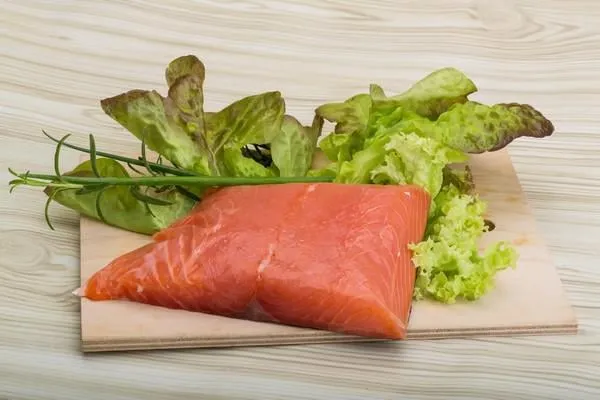 filet de saumon avec des herbes sur le plateau