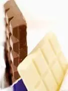 gros plan de dalles de chocolat brun et blanc