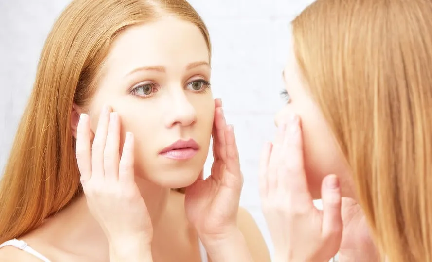 jeune belle femme en bonne santé et le miroir