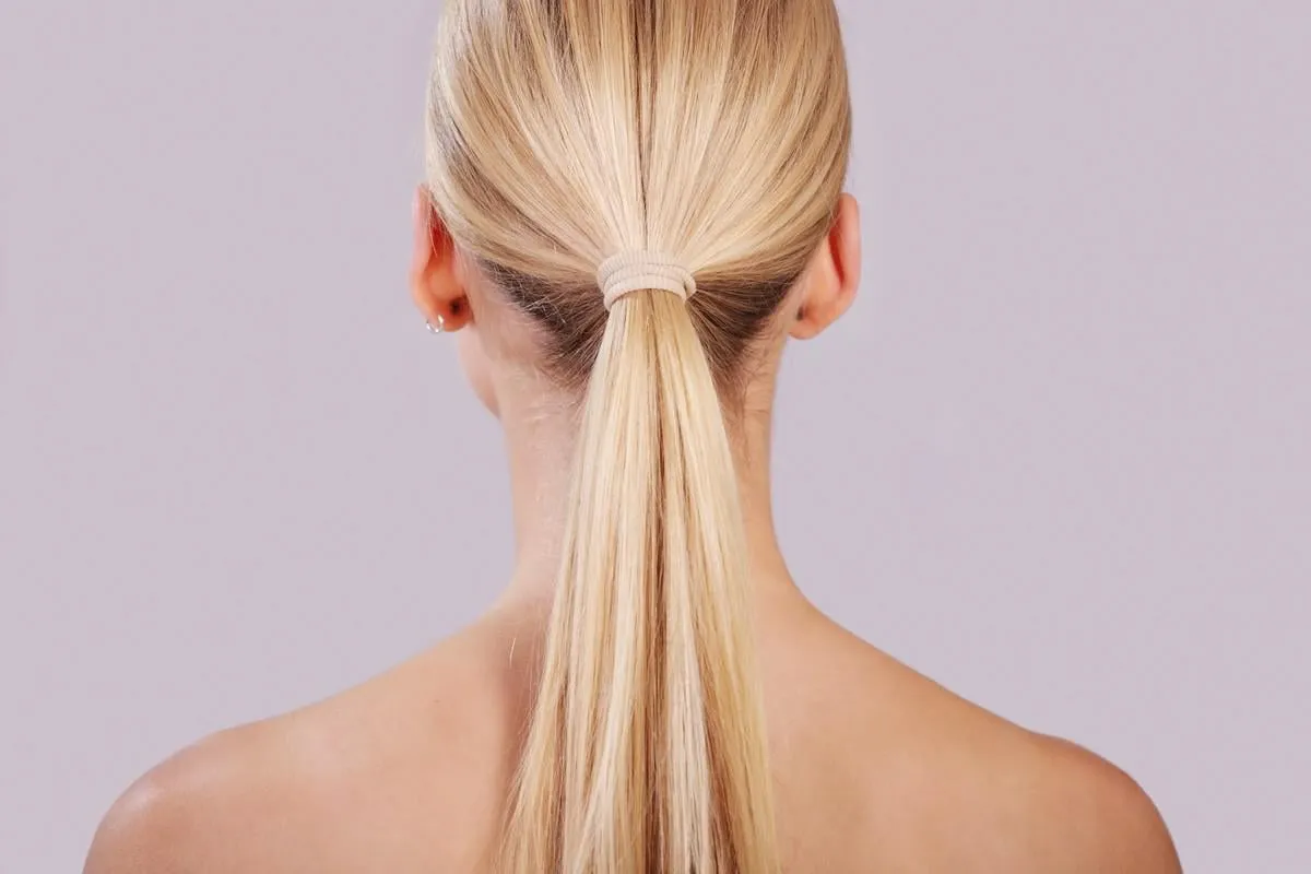 une queue de cheval parfaite avec de longs cheveux blonds