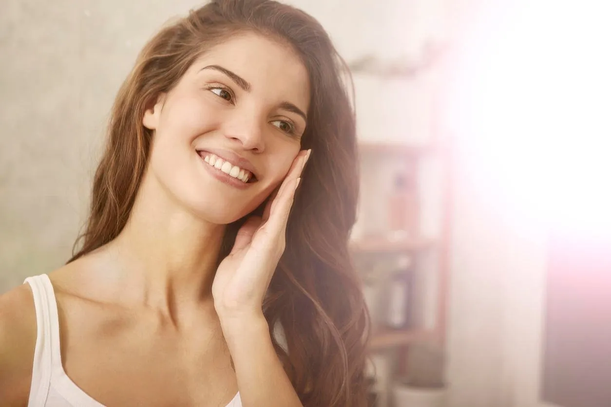 beautiful woman is looking to the mirror