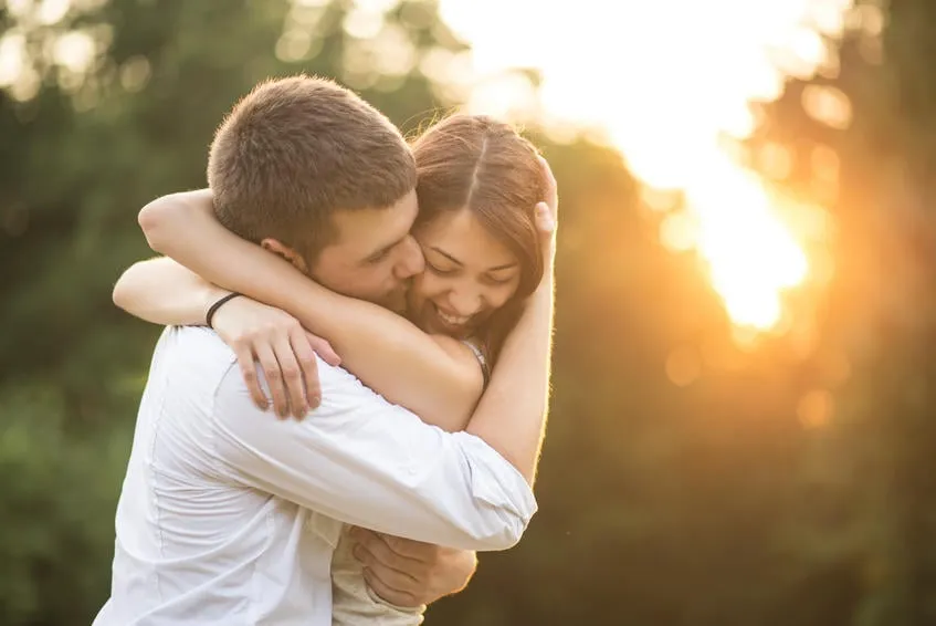 embrassant un couple d'amoureux à l'extérieur