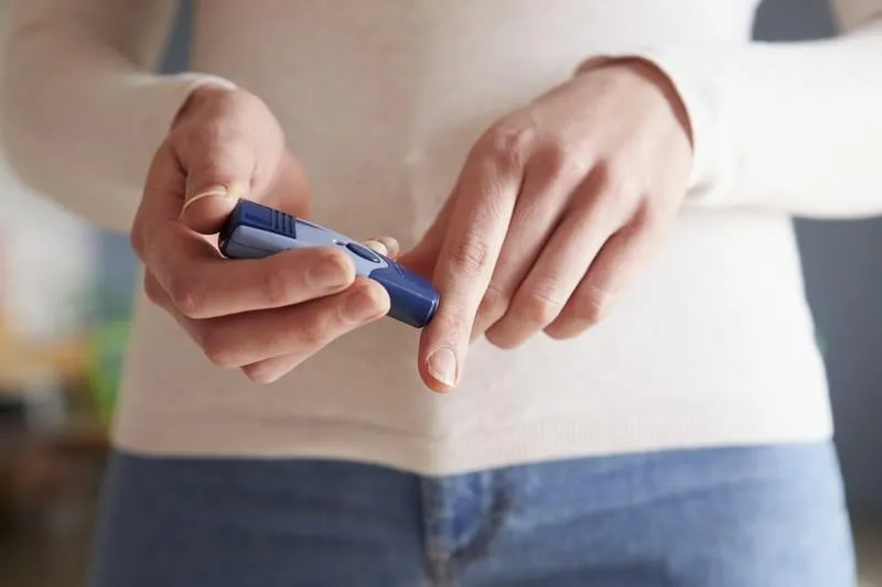 diabétique femelle vérifiant les niveaux de sucre dans le sang