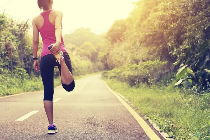 femme coureur échauffement en plein air