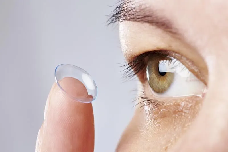 médecine et vision - jeune femme avec des lentilles de contact