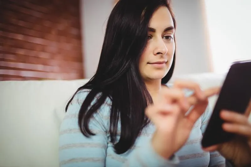 jolie femme à l'aide de téléphone portable