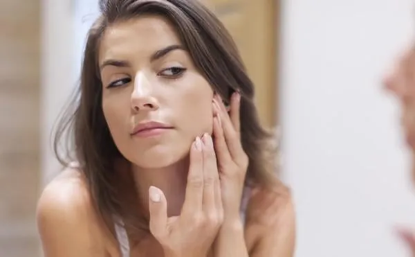 femme prenant soin de sa peau