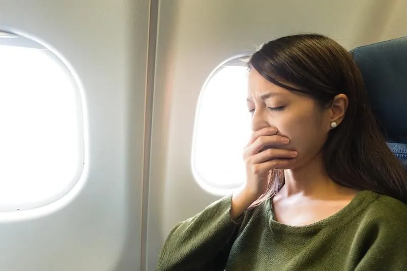 femme se sentant fatiguée sur les avions