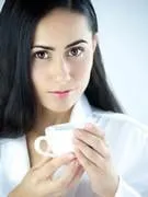 belle femme avec une tasse de café noir aromatique