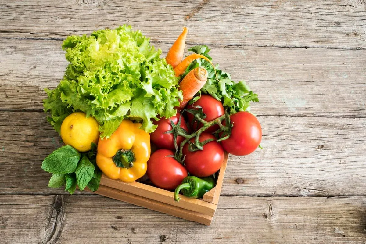 légumes dans le panier sur la table en bois