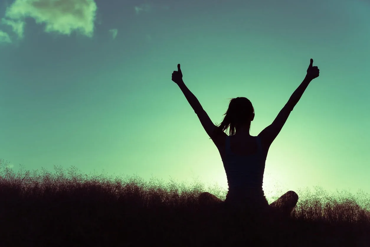 femme célébrant et montrant les pouces vers le haut