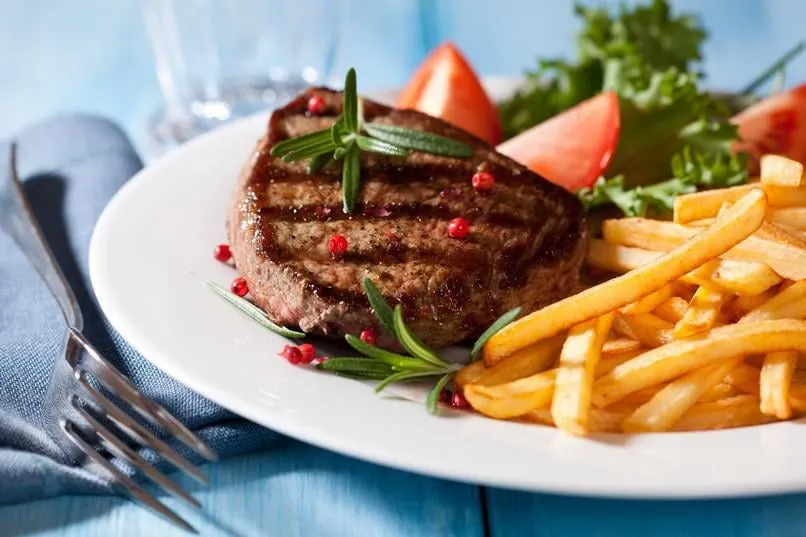 steak grillé avec des frites