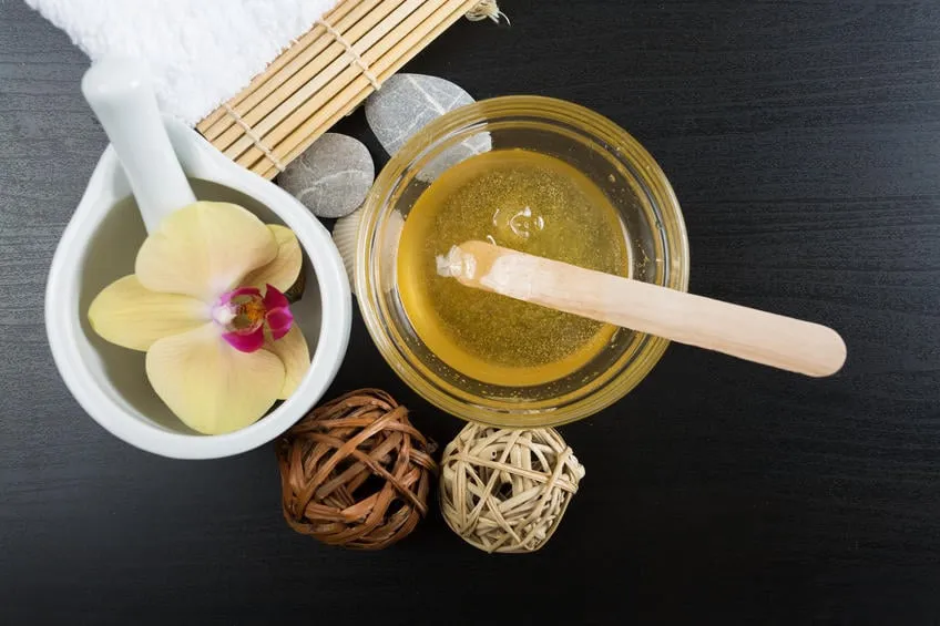 essentials de traitement de beauté et spa sur un fond en bois foncé