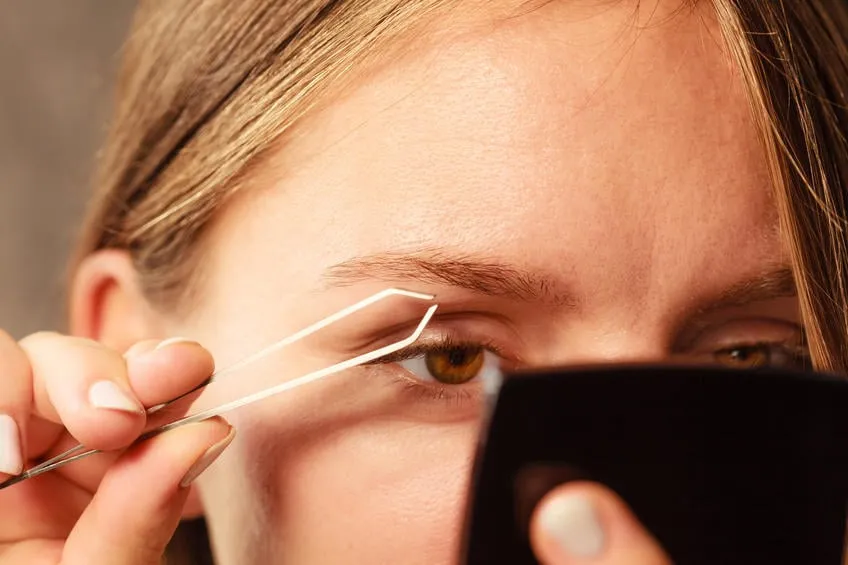 femme, épilation, sourcils, épilation, à, brucelles, closeup partie, de, figure fille, épilation, sourcils