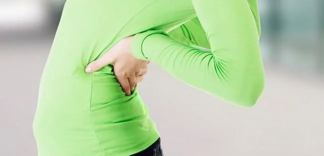 jeune femme avec un énorme mal de dos