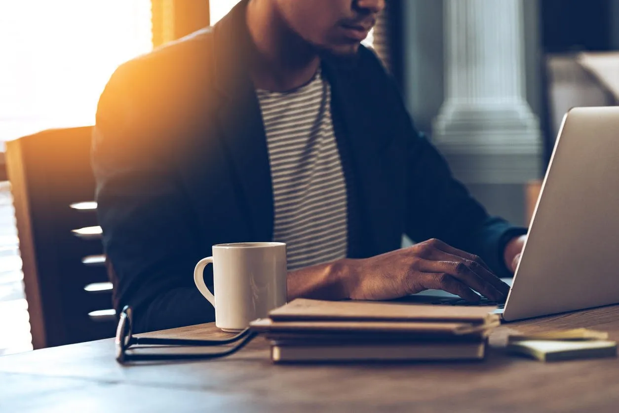 gros plan, partie, jeune, africaine, utilisation, ordinateur portable, quoique, séance, endroit