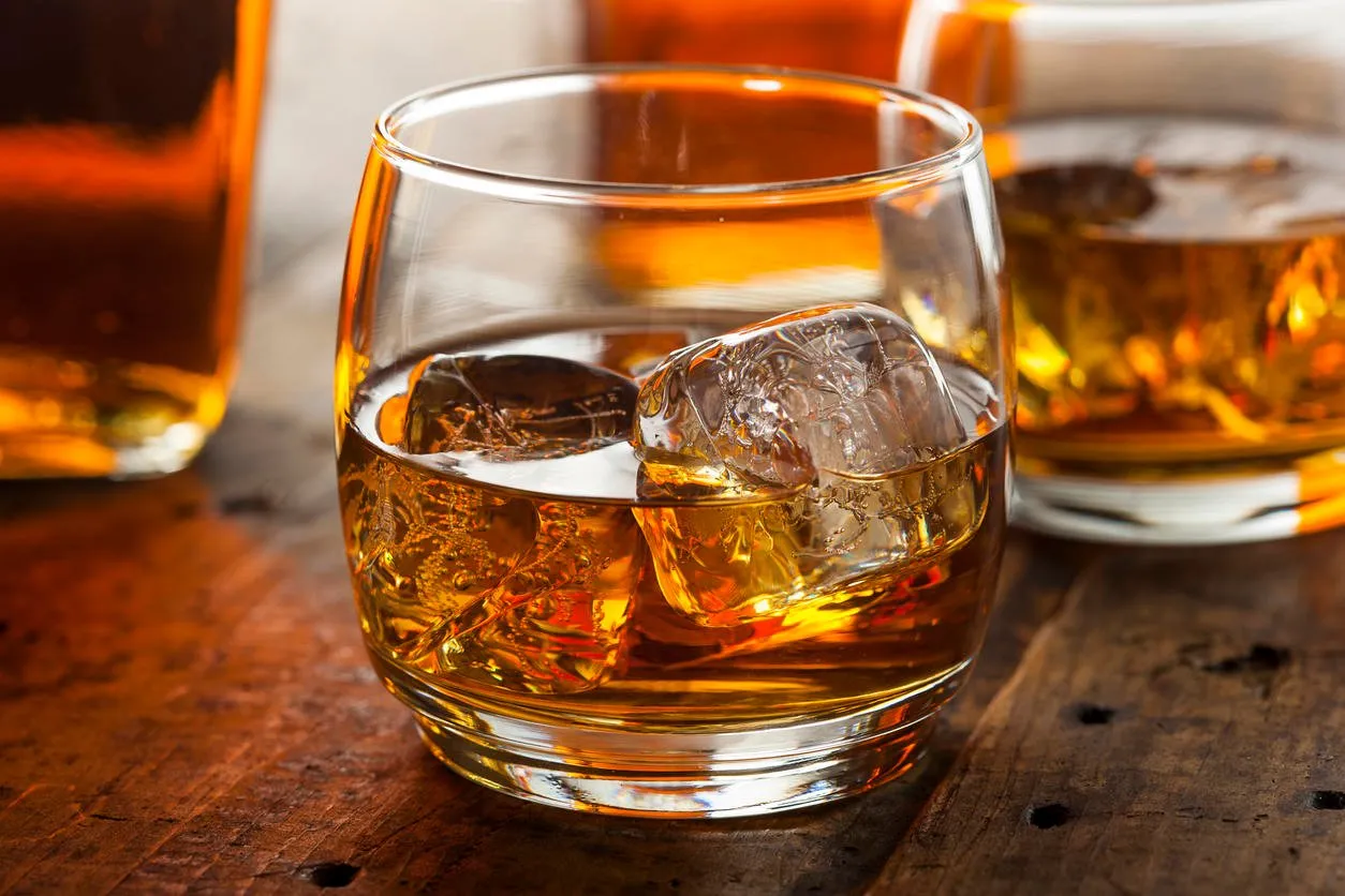 alcoolique whisky ambre bourbon dans un verre avec de la glace