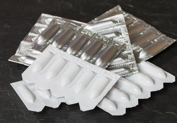 différents paquets de suppositoire sur fond noir