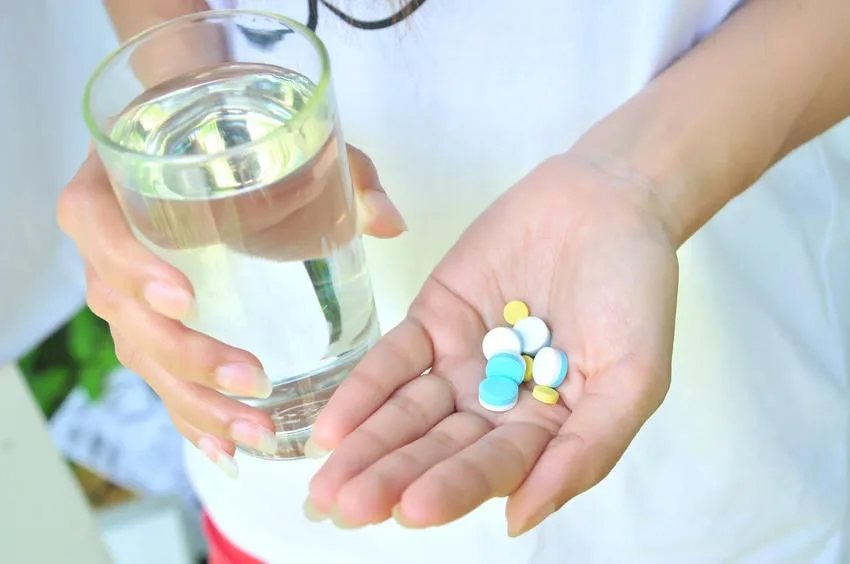 prendre des médicaments et de l'eau