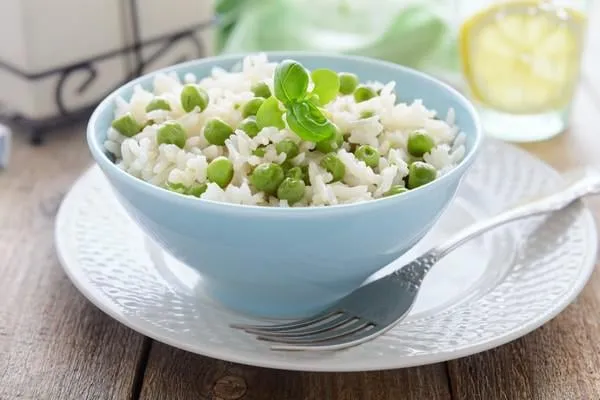 risotto aux petits pois dans un bol bleu