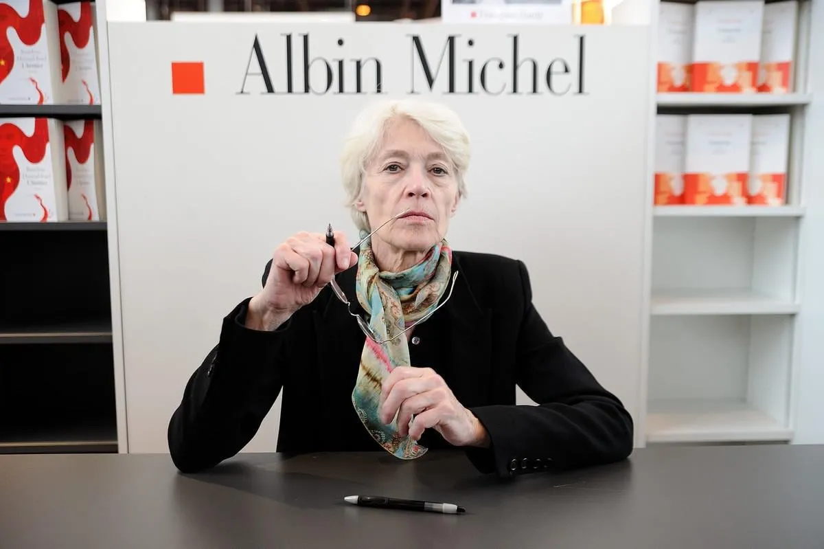 francoise hardy signant des exemplaires de son livre lors de la foire du livre parisien 'le salon du livre' qui s'est tenue au parc des expositions, porte de versailles à paris, france le 23 mars 2013 photo par nicolas briquet abacapresscom