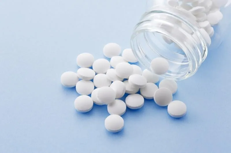 comprimés débordant de bouteilles de verre