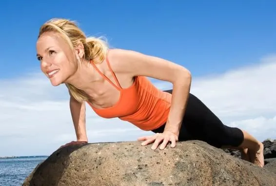 caucasien, jeune, adulte, femme, faire, pousser, haut, rocher