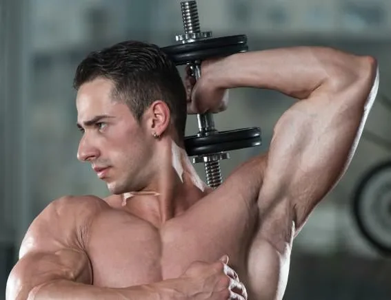 triceps exercice jeune athlète - il joue dans un club de santé