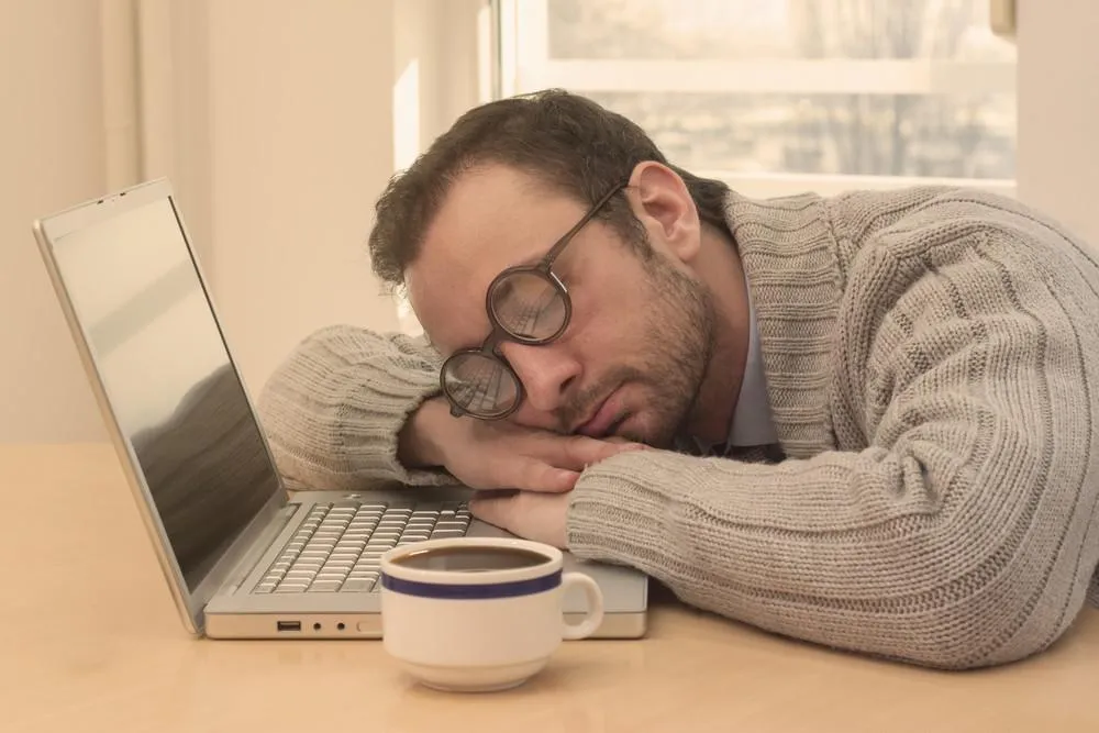 travailleur sieste à son bureau dans le bureau