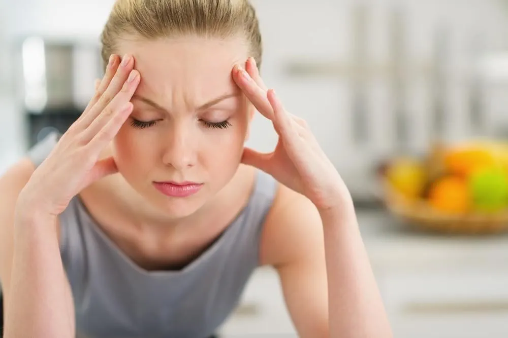 portrait de jeune femme au foyer stressée dans la cuisine moderne
