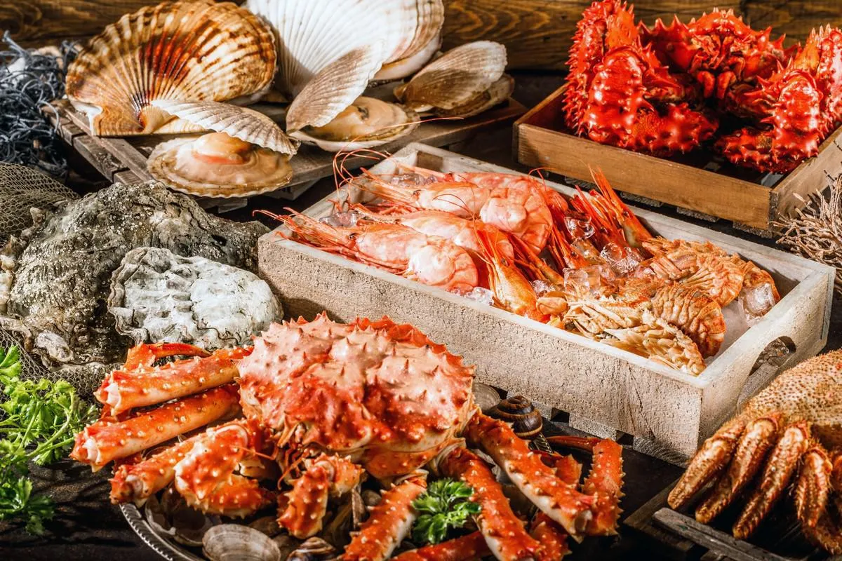 assiette de cuisine de fruits de mer comme un fond de dîner gastronomique océan crabe, coquillages, huîtres, crevettes et autres spécialités de fruits de mer