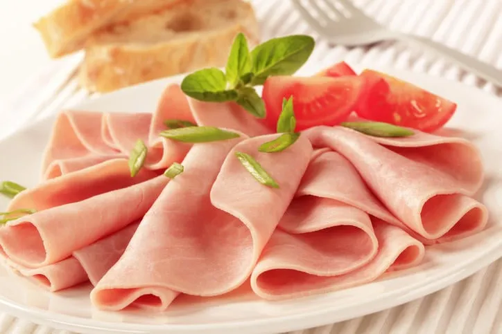 fines tranches de jambon sur une assiette