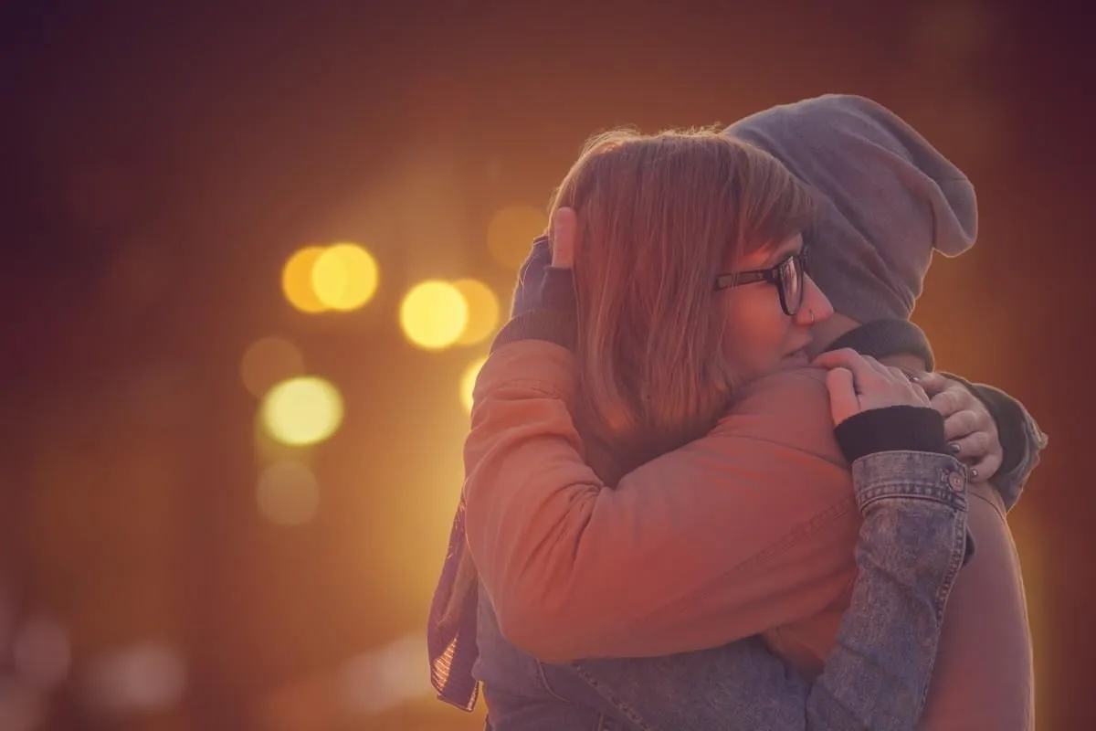couple en plein air dans un environnement urbain