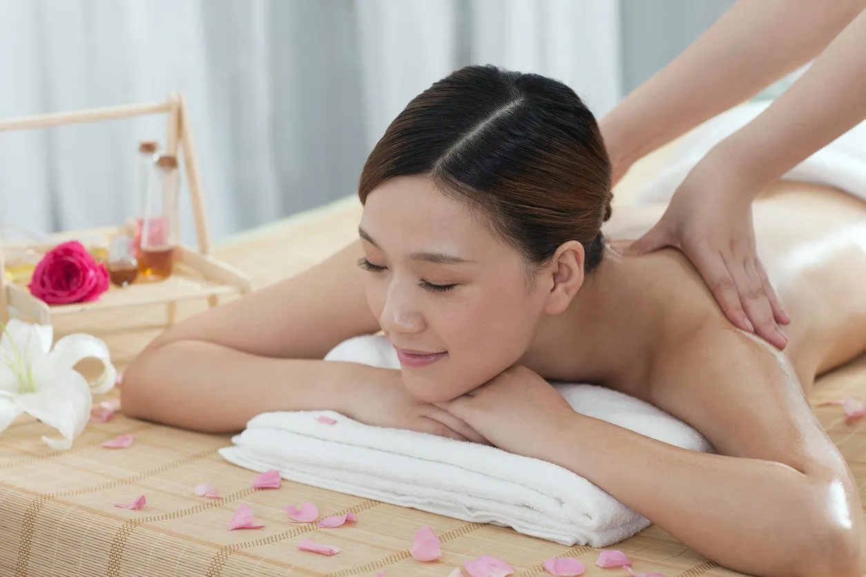 jeune femme profiter de massage, masseuse à l'huile