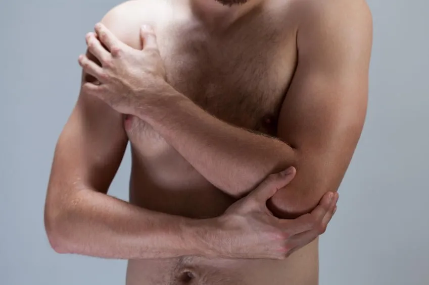 vue horizontale de l'homme avec le coude douloureux