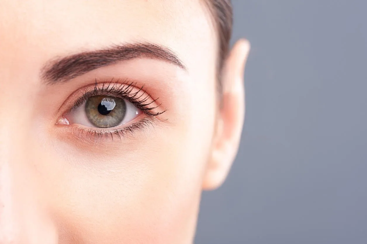 gros plan de l'oeil de la jeune femme regardant la caméra avec confiance isolé et copie espace dans le côté droit