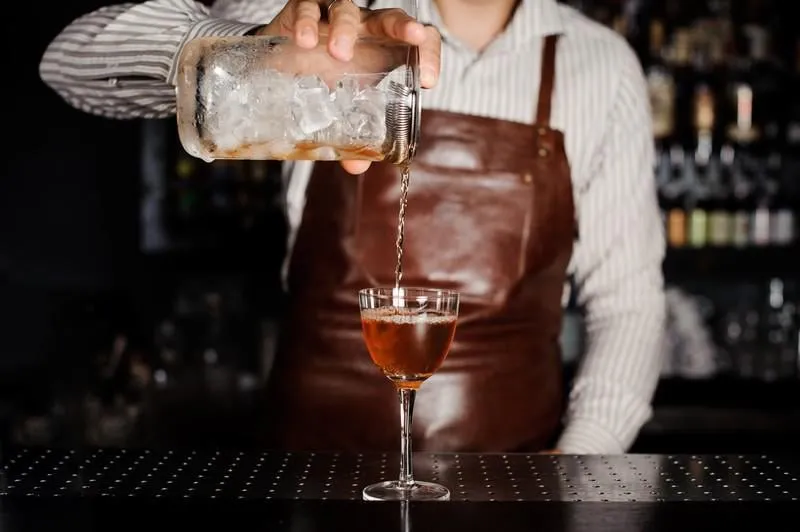 barman, faire, et, verser, alcoolique, cocktail, à, les, barre