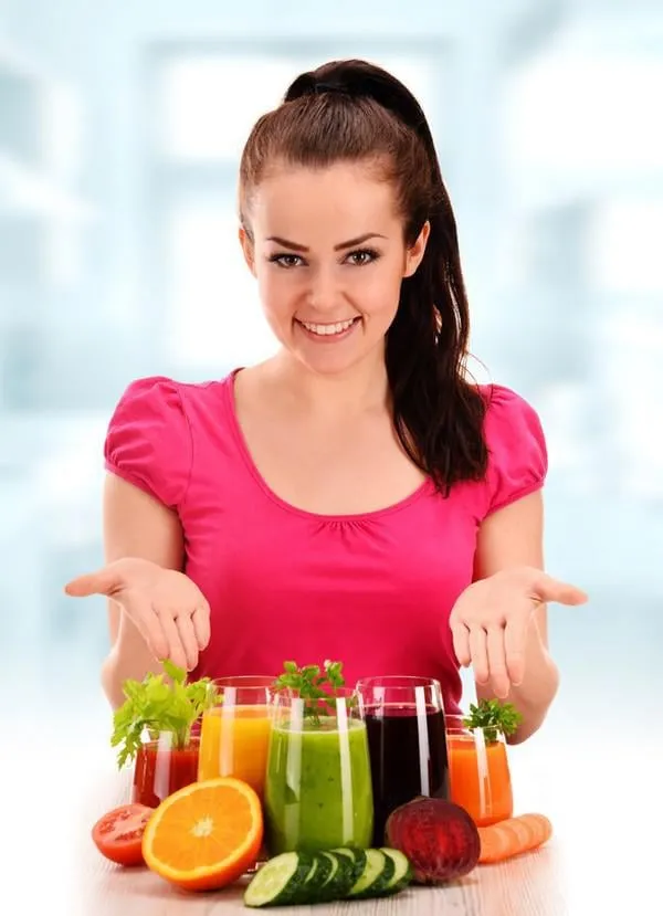 jeune femme avec une variété de jus de fruits et de légumes detox diet