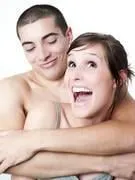 homme fier enlaçant sa partenaire féminine