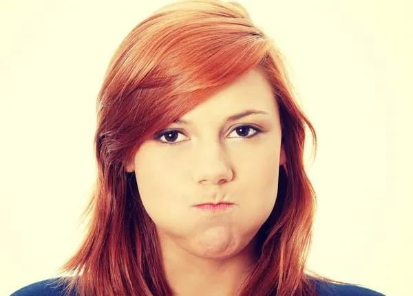 jeune femme avec le portrait de hoquet
