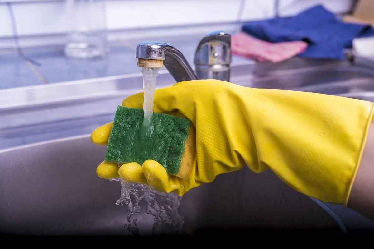 wash the sponge on the glove with gloves