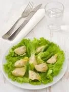 salade artichaut avec de la laitue sur la plaque