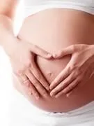 femme enceinte avec ses mains sur son ventre, isolé sur fond blanc